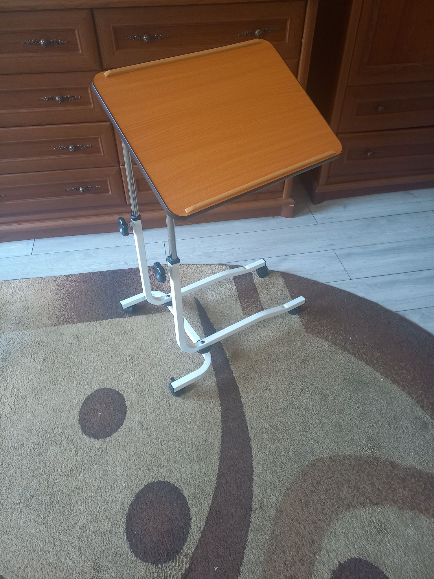 Praktycznie nowy stolik z regulacją na kółeczkach