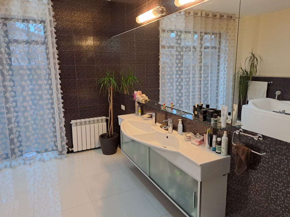 Оренда будинку з басейном новобудова