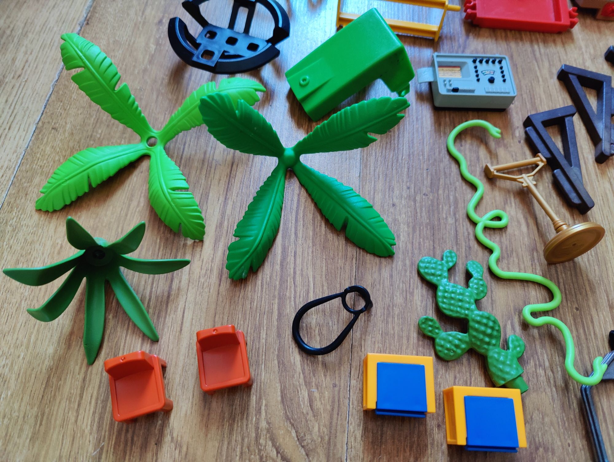Playmobil - elementy, stoliki, krzesełka, rośliny, mechanik