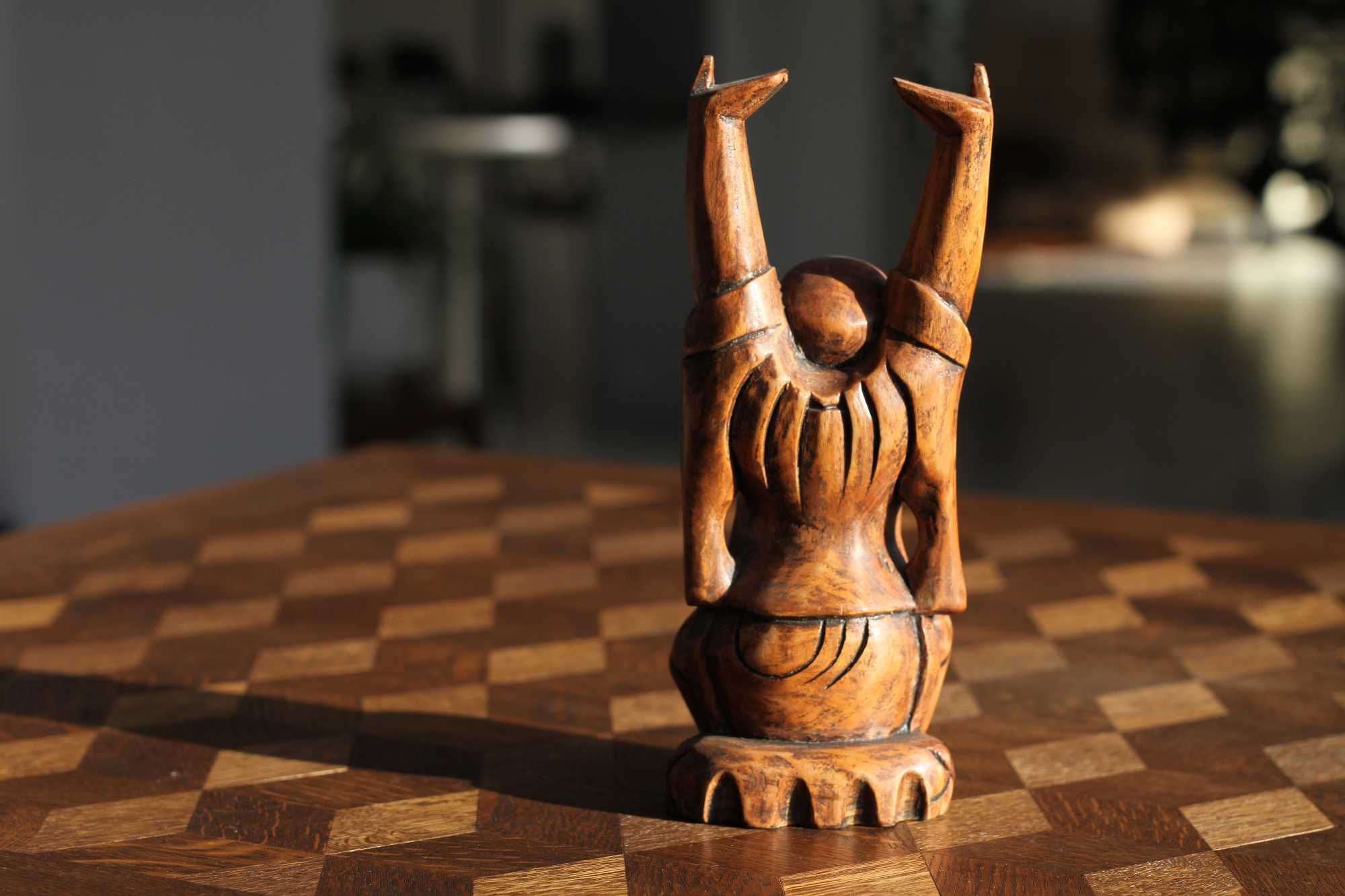 Wysoka stara figurka wesoły Budda radosny Chińczyk z drewna Azja 26,5