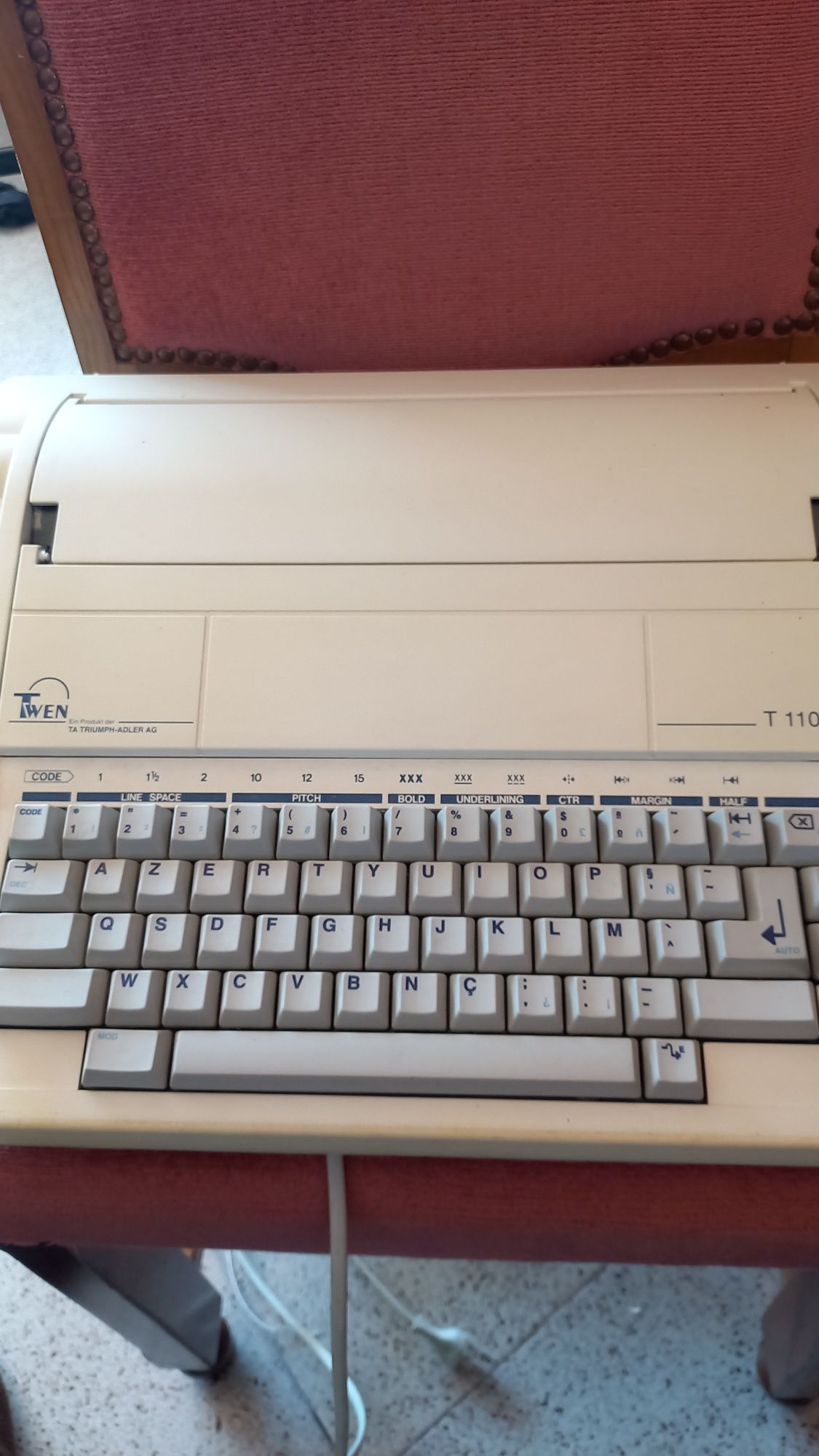 Máquina de escrever elétrica.