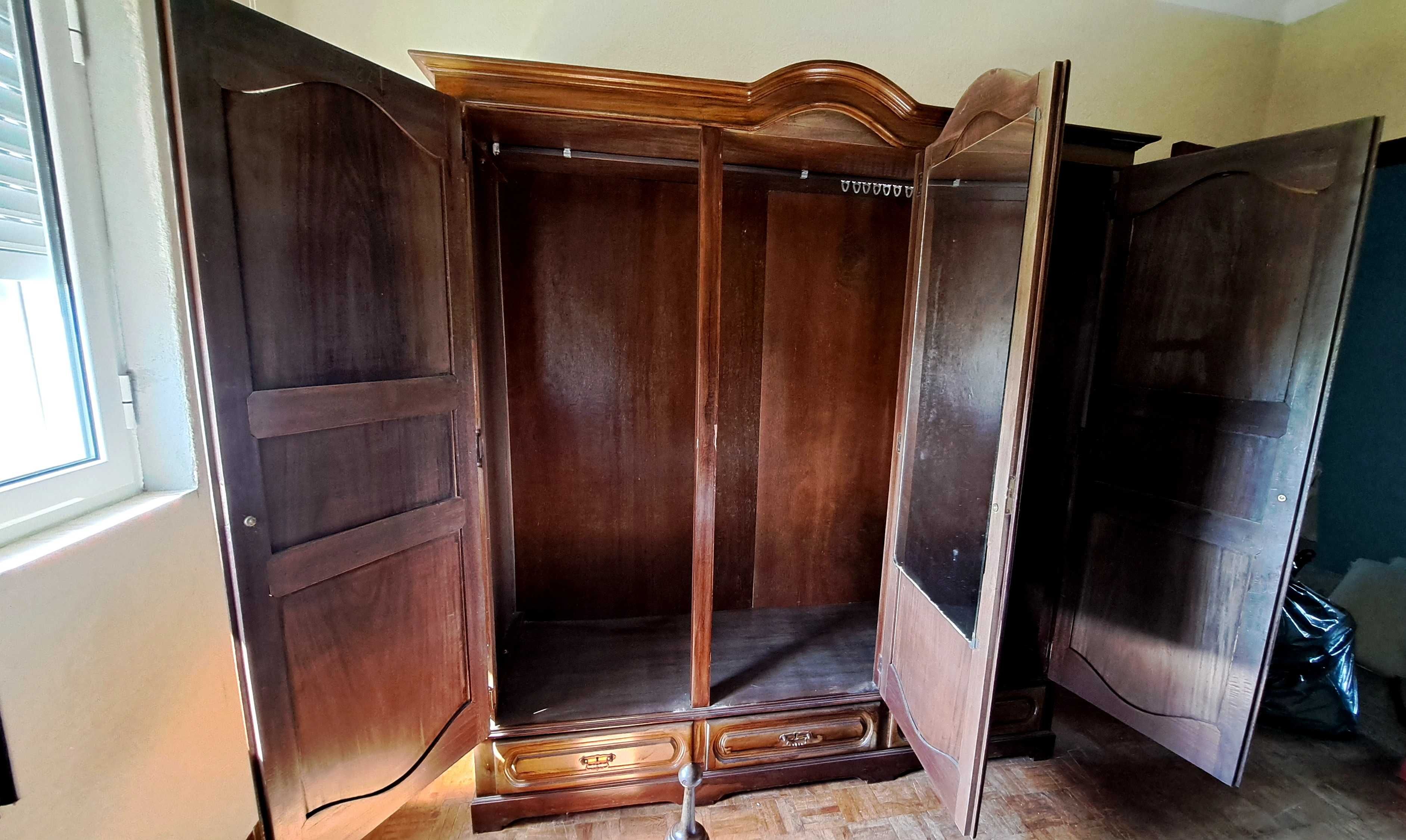 Roupeiro de 3 portas com gavetas e espelho
