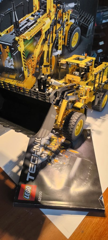 Klocki LEGO 42030 Ładowarka  Volvo