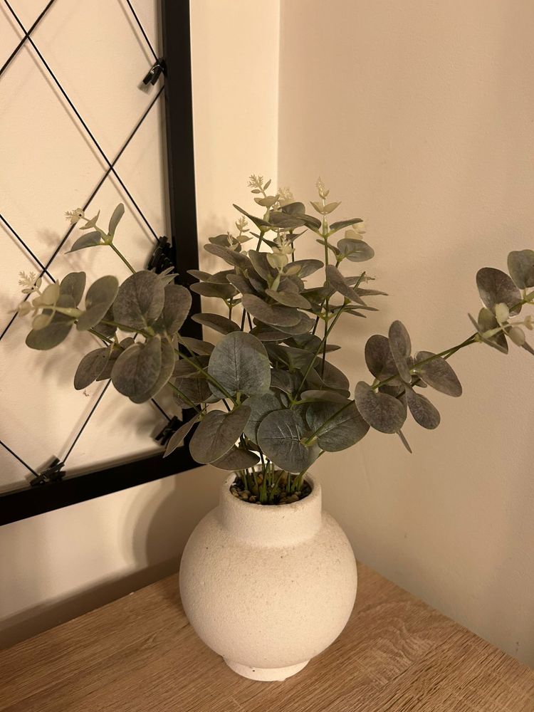 Planta artificial média com vaso em cerâmica granulada branca