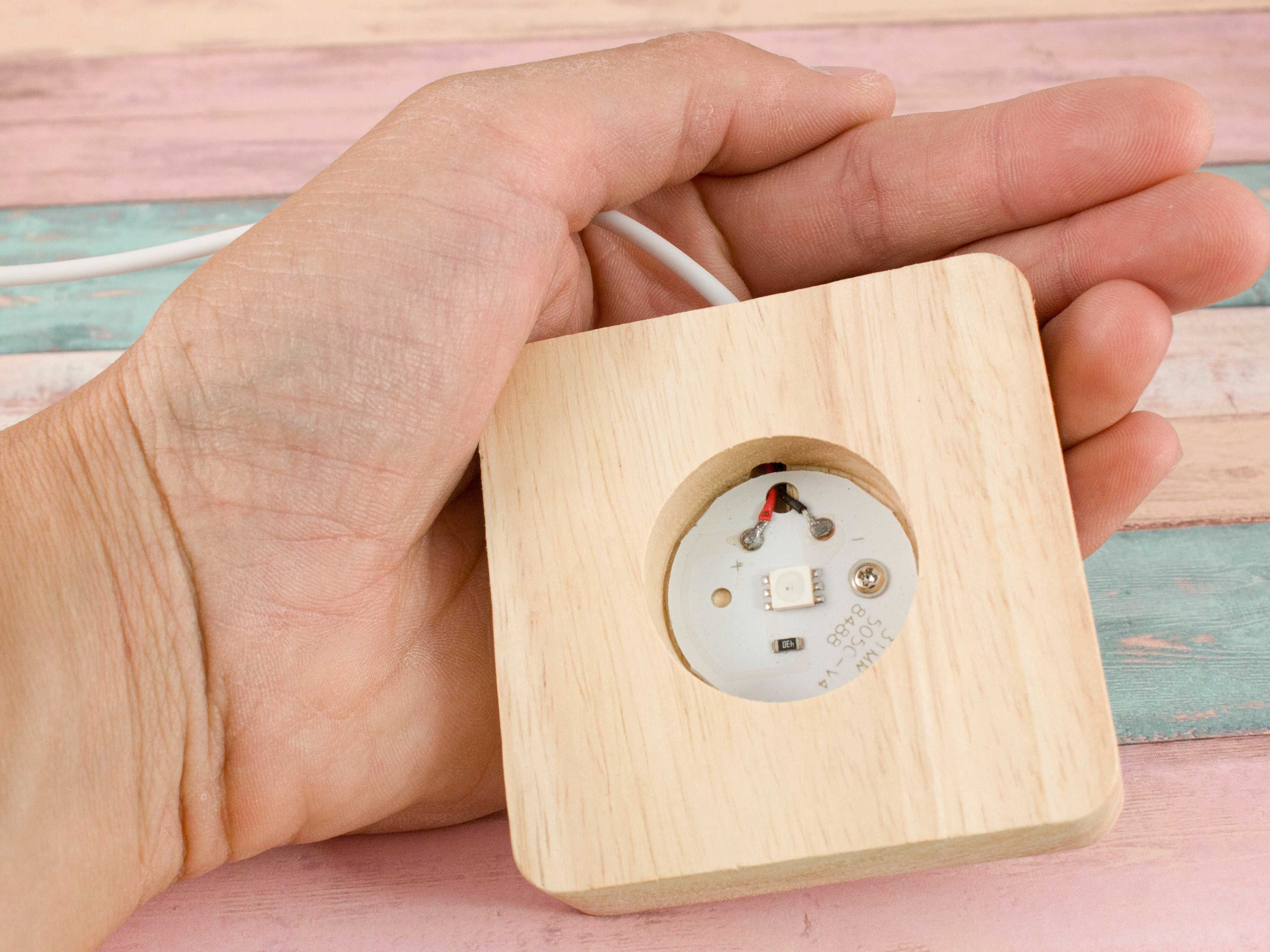 Drewniana Podstawka z Kolorowym Oświetleniem  LED na USB - 7x7 cm