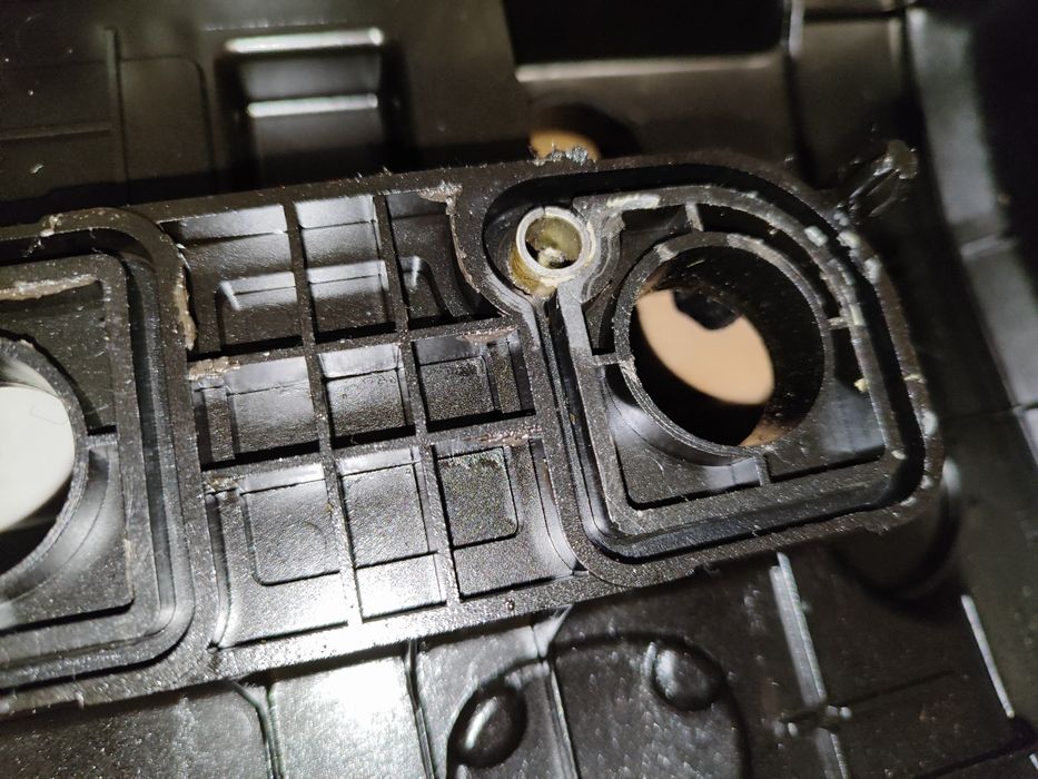 Клапанна кришка мотор 1.8. Мазда 5. Форд