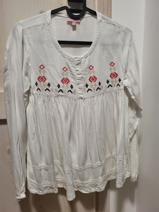 Biała koszula z haftem 152 cm
