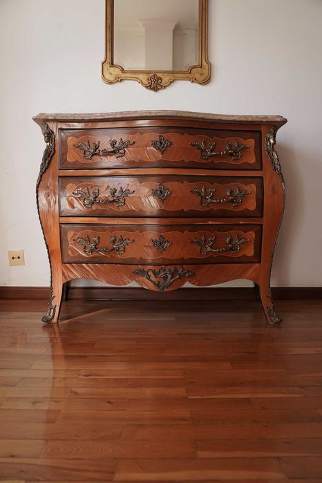 Cómoda estilo Luís XV com duas mesinhas de cabeceira