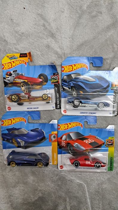 4samochodziki hot whells