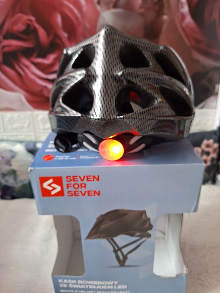 Nowy kask rowerowy z wbudowaną latarką LED