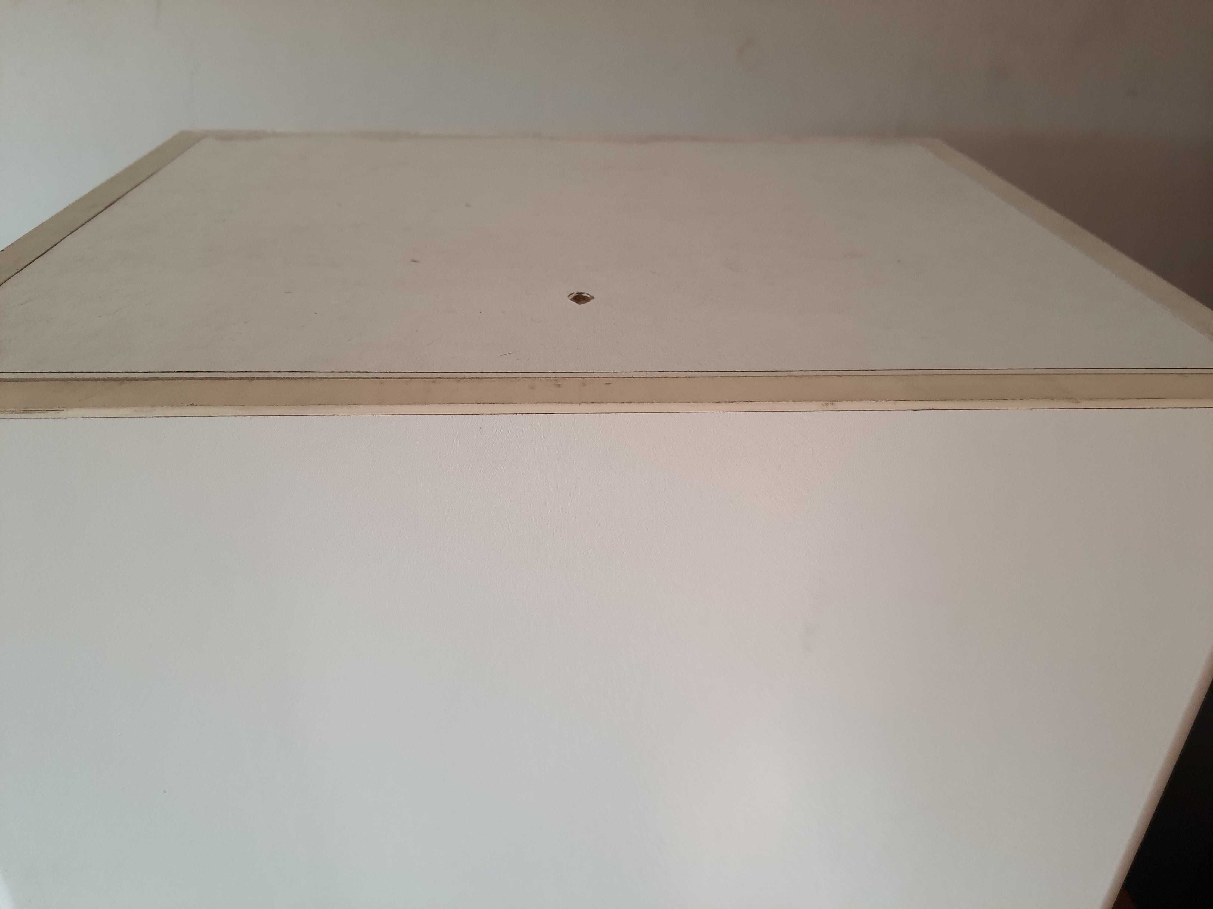 Armário branco simples