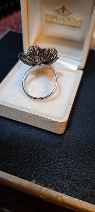 Anel filigrana em prata contrastada.