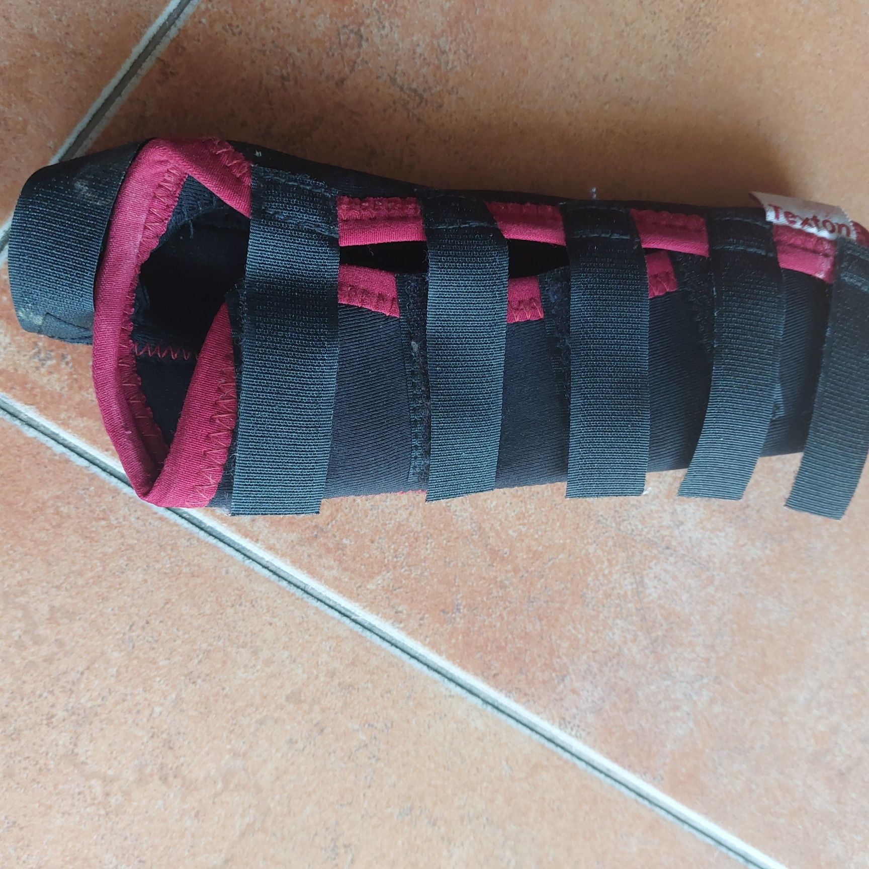 Pulso elástico reforçado   com ajustes em velcro.  Pouco usado