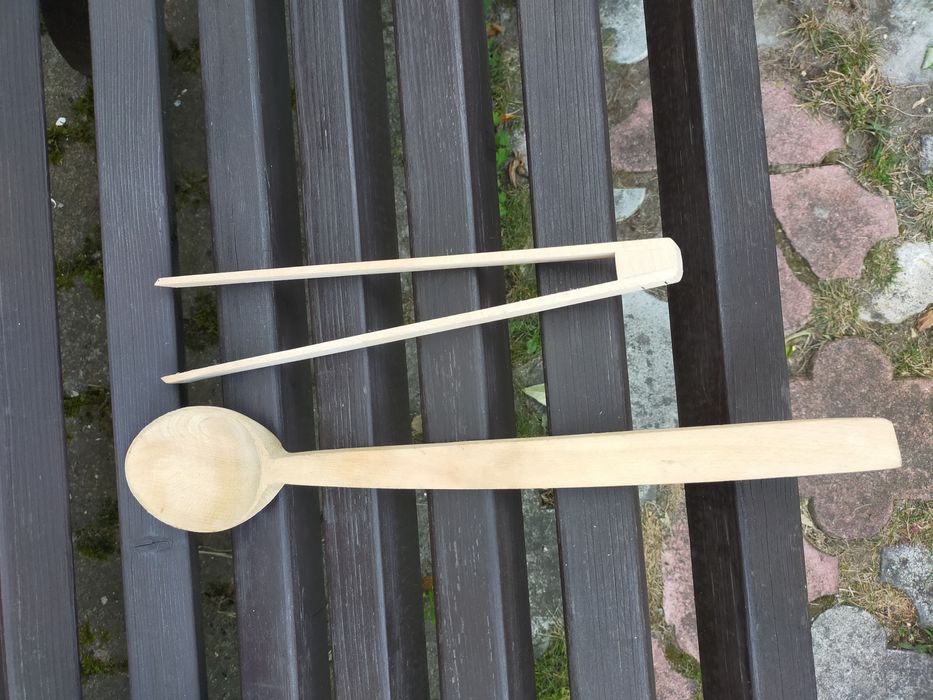 chochla i szczypce drewniane