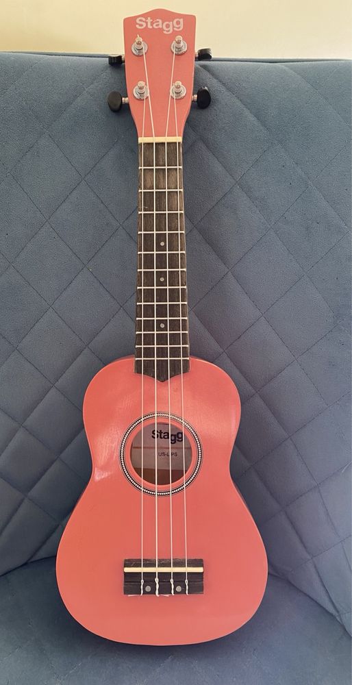 Ukulele Soprano Stagg + Bagg para carregar