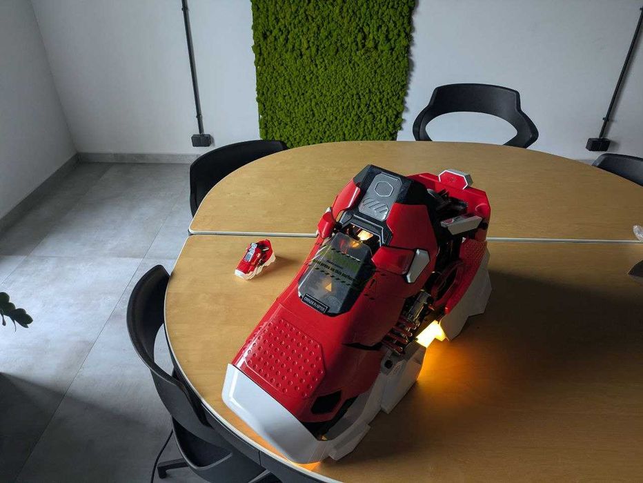 Komputer w unikalnej obudowie SNEAKER X