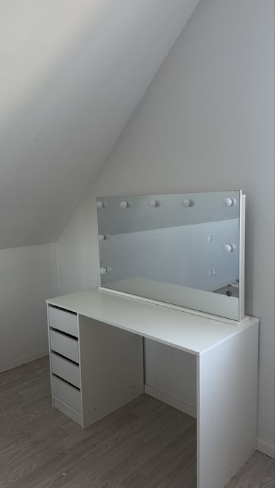 Toaletka kosmetyczna z lampkami led