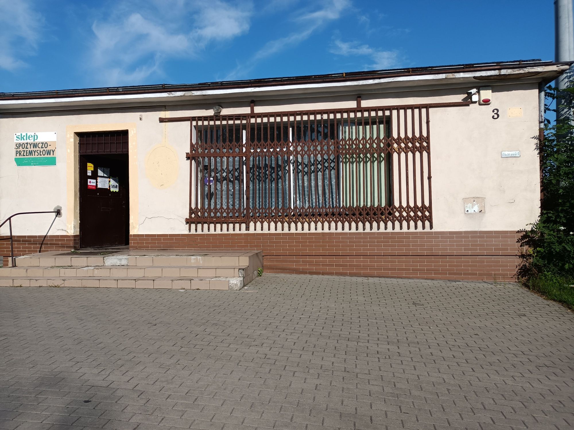 Działka z lokalem na sprzedaż
