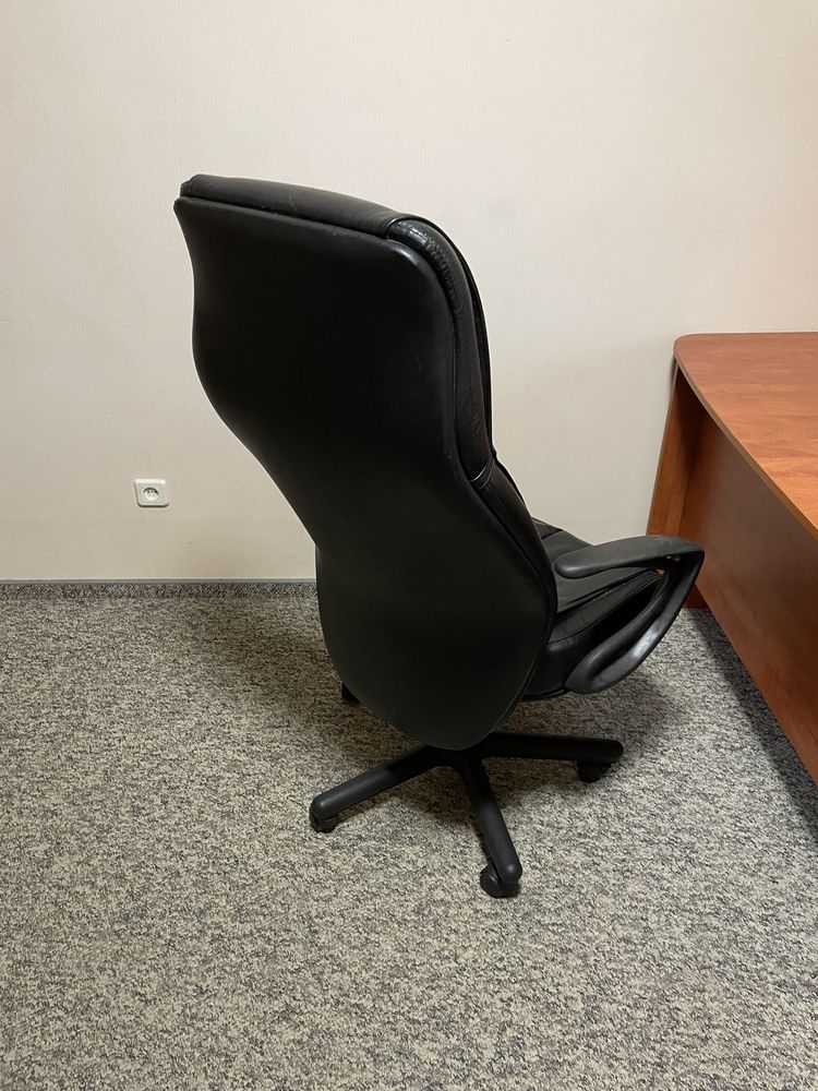 Офісне крісло класу люкс