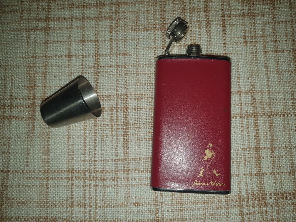 Piersiówka Johnnie Walker plus kieliszek