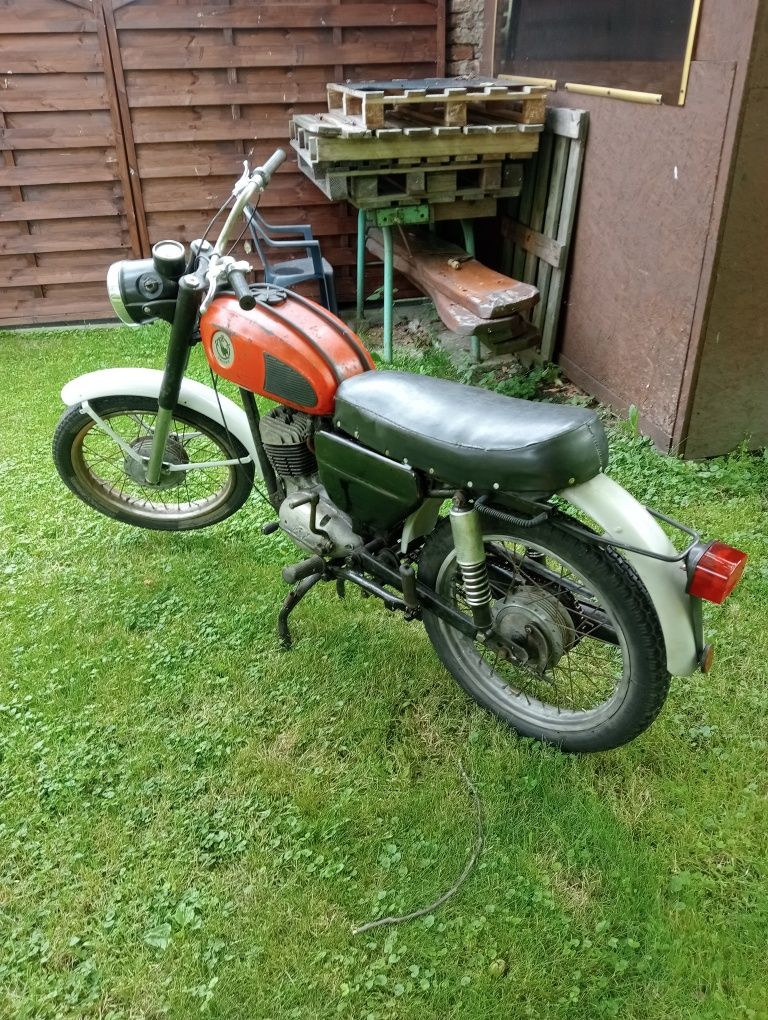 Stary motocykl WSK 125