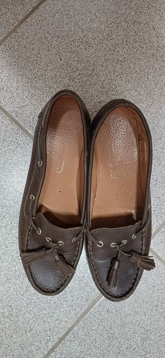 Sapatos de pele castanho