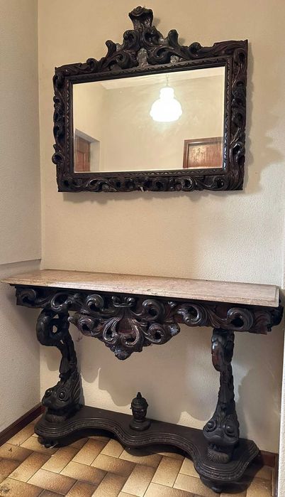 Móvel e espelho antigos