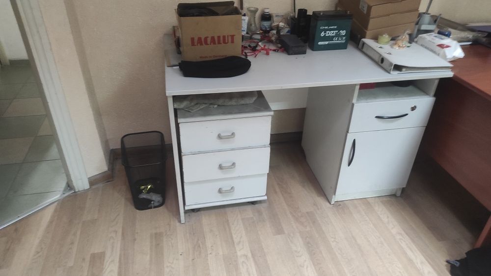 Продам меблі.Столи і шафи.