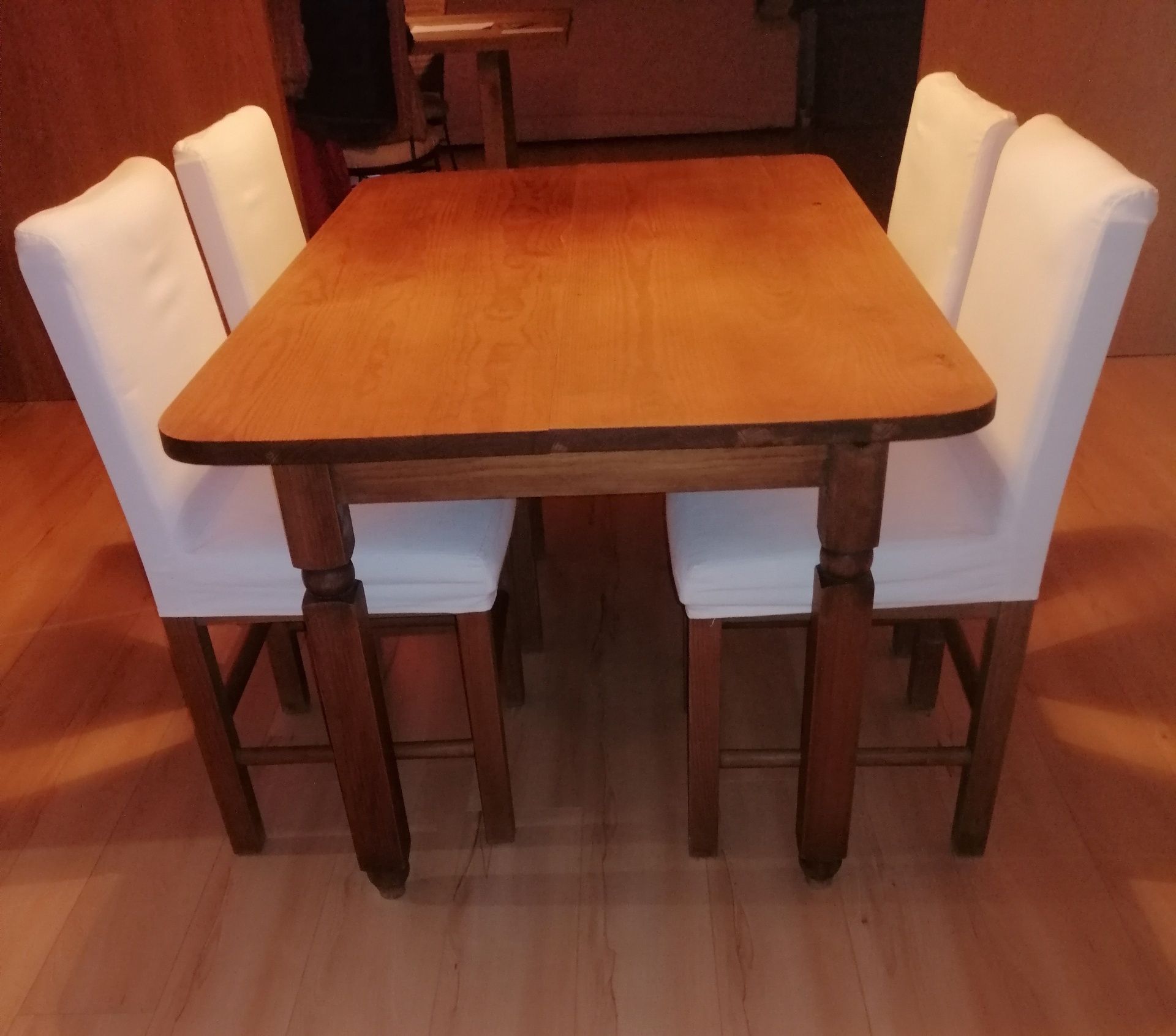 Mesa e conjunto de 4 cadeiras