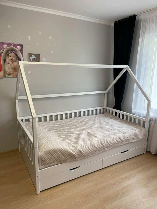 Дитячі меблі деревяні ліжечко будиночок домік з дахом кроватка столик