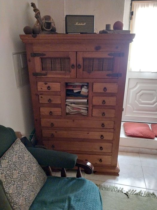 Movel de madeira maciça com ferragens antigas