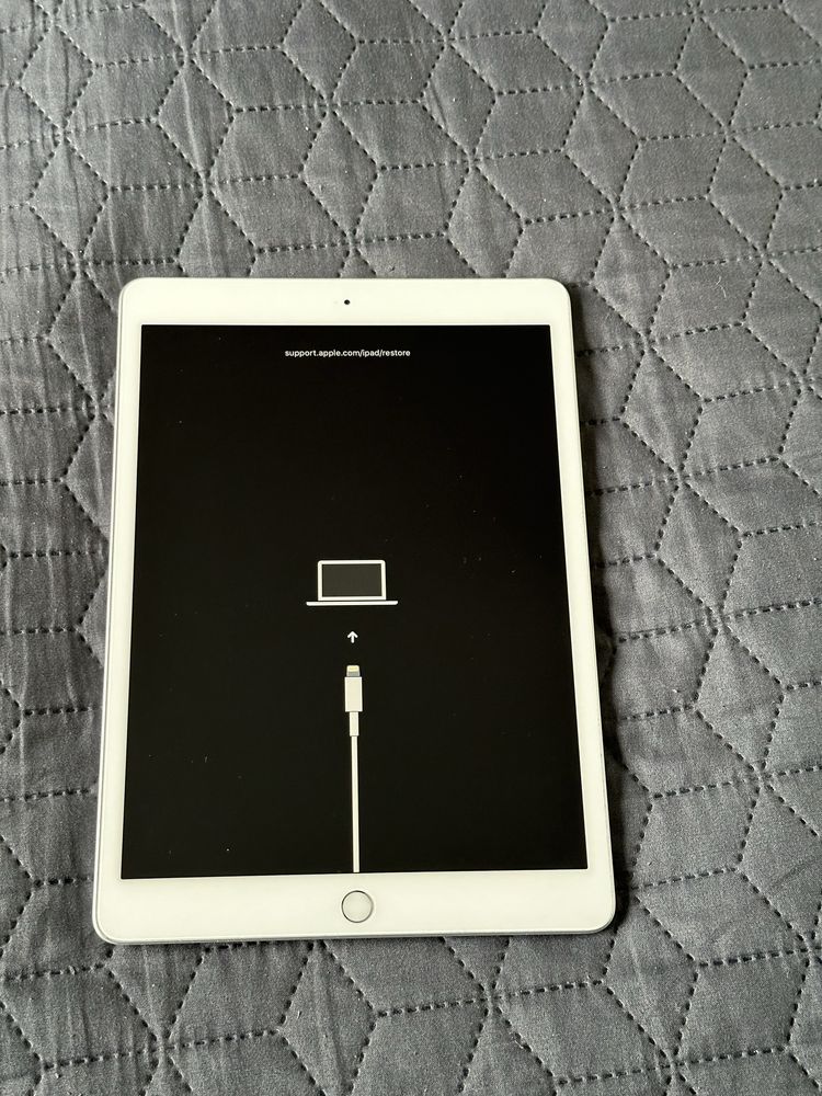iPad 10,2 7gen 32Gb (uszkodzony) + smart keyboard (sprawna)