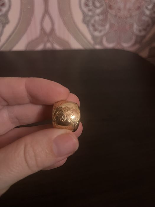 Золота каблучка ручної роботи