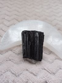 Piękny czarny turmalin kamień naturalny