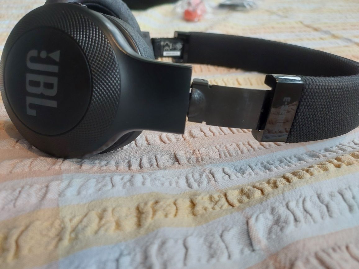 Продам наушники JBL
