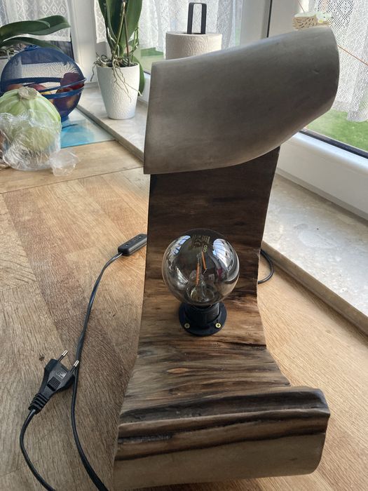 Ręcznie robiona lampa z pnia orzecha.