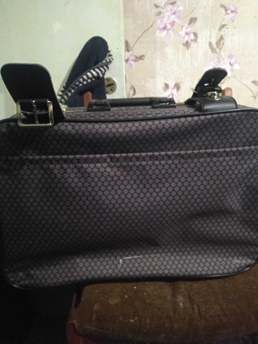 Чемоданы на колесах и сумка женская и для ноутбука