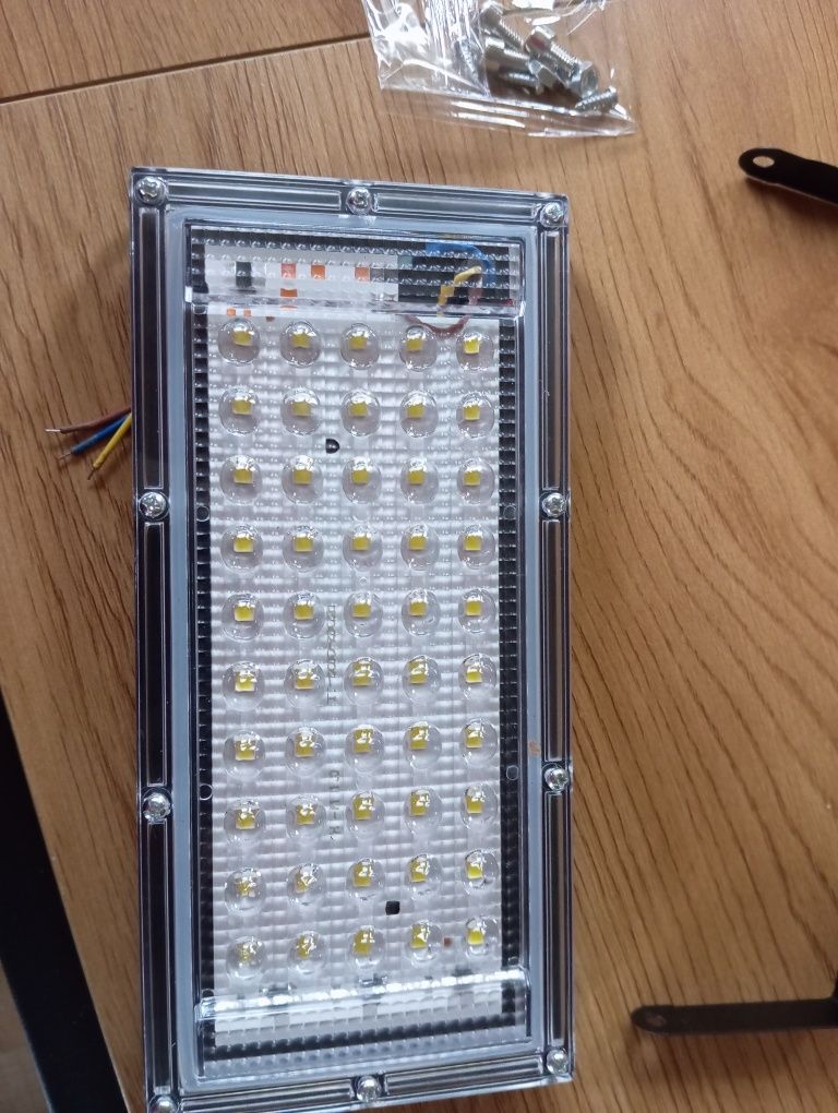 Halogen lampa LED 230