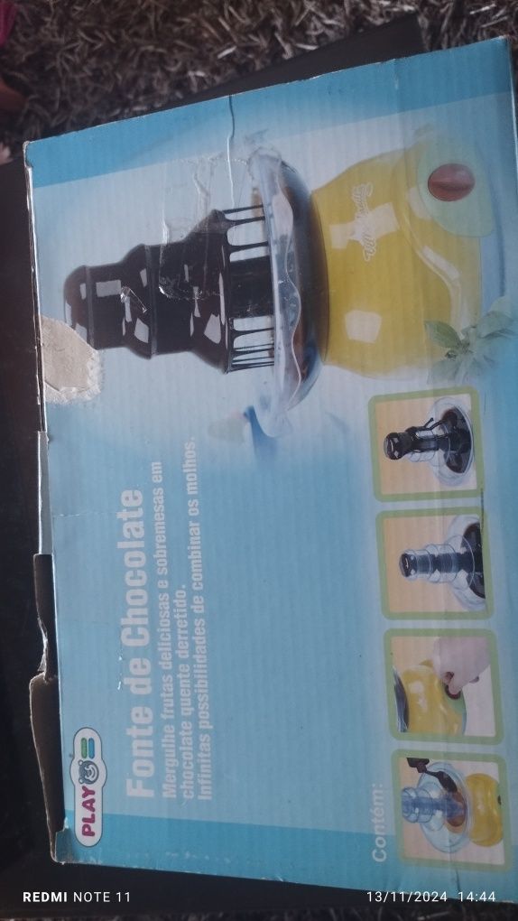 Máquina fonte de chocolate de criança