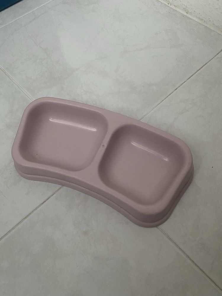 Diferentes pratos/ comedouros de gato