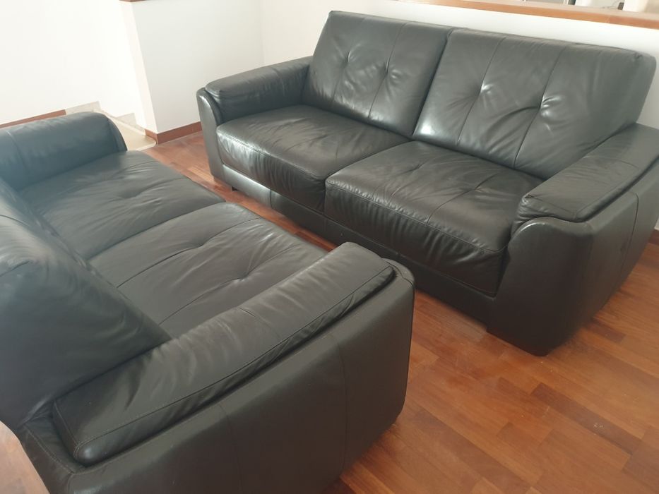 Conjunto de dois Sofás em pele escura