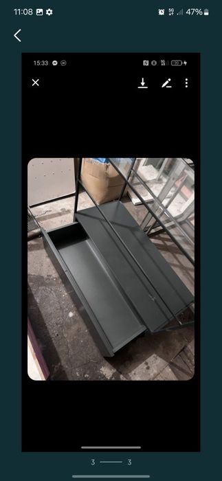 Regał ze szklanymi półkami