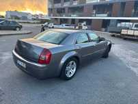 Chrysler 300c com algumas marcas exteriores