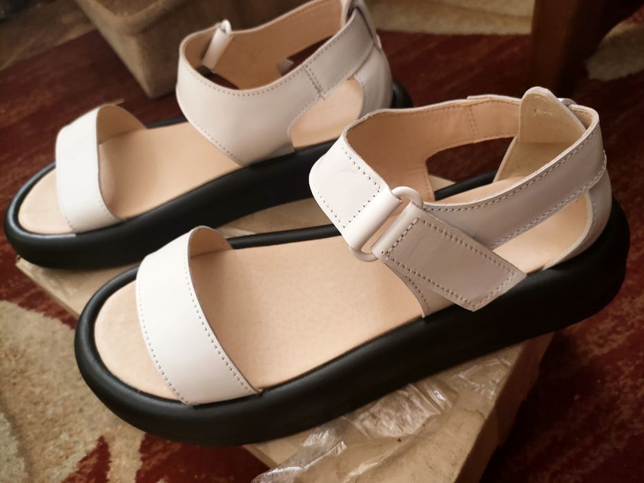 Босоніжки шкіряні нові