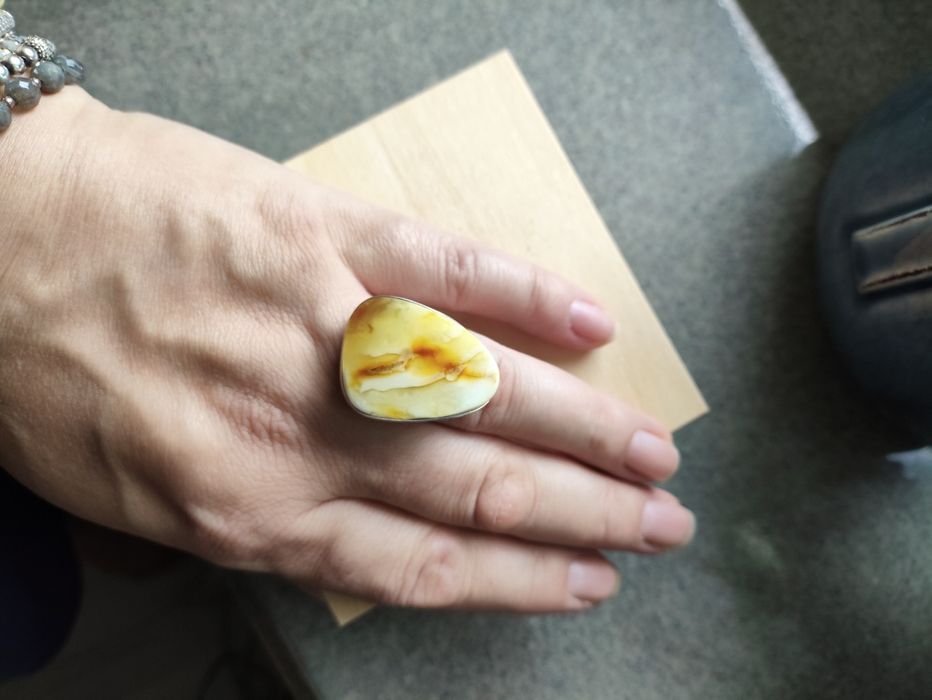 Srebrny pierścionek z bursztynem regulowany srebro