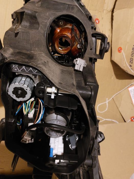 Sprzedam używaną lampę oryginalną. Uszkodzony został klosz. Jak widać.