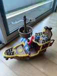 Barcos de pirata, cars e extraterres