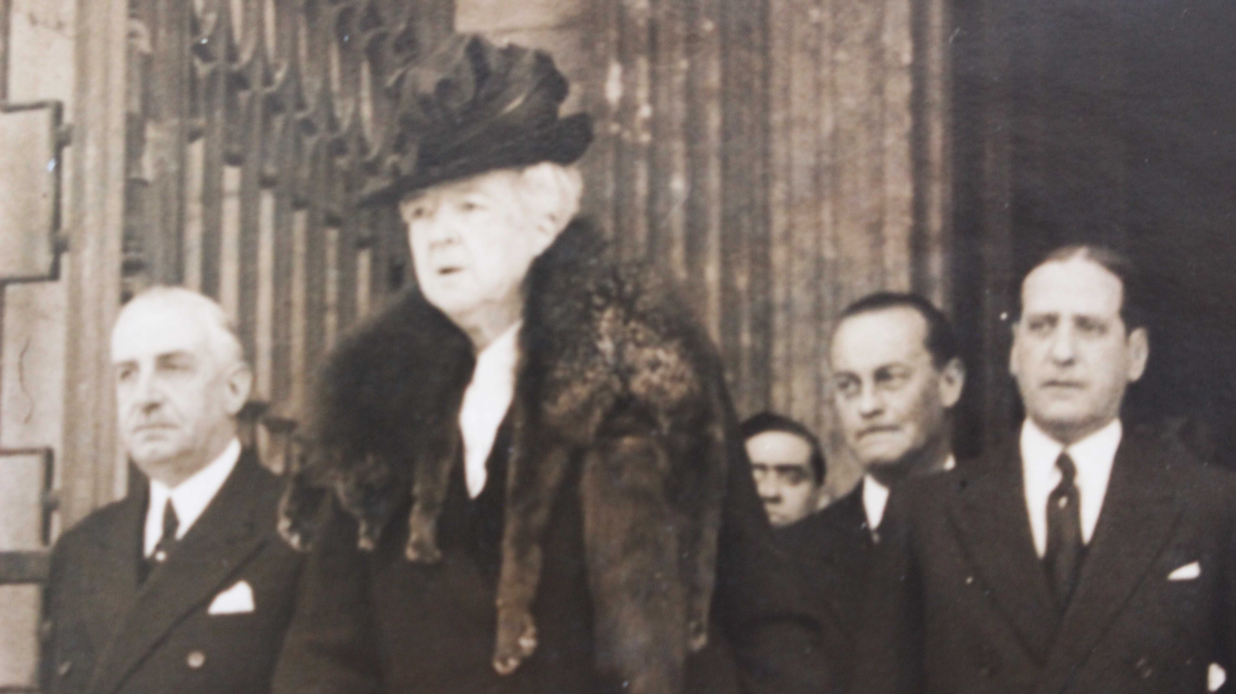 A Rainha D. Amélia visita os seus mortos em S. Vicente, 1945