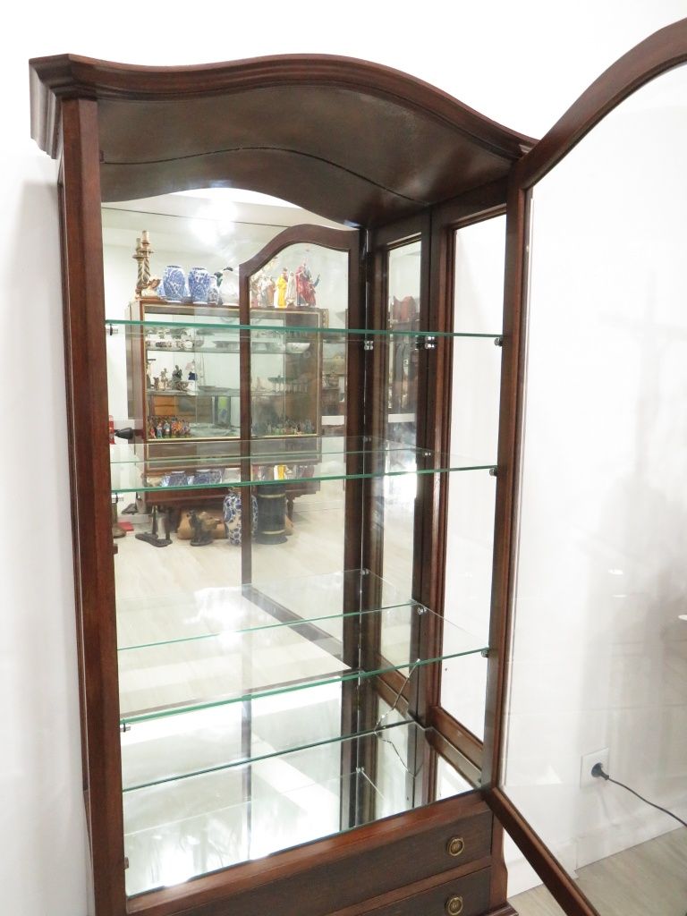 Cristaleira/ Vitrine.