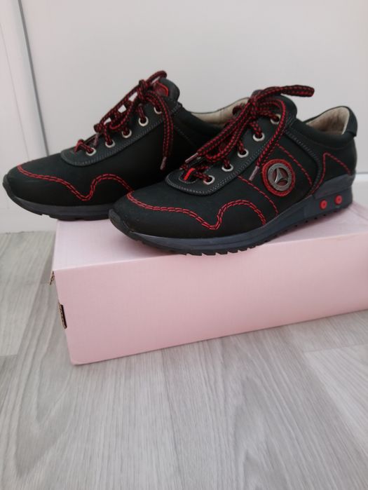 Кросівки підліткові з натуральної шкіри.